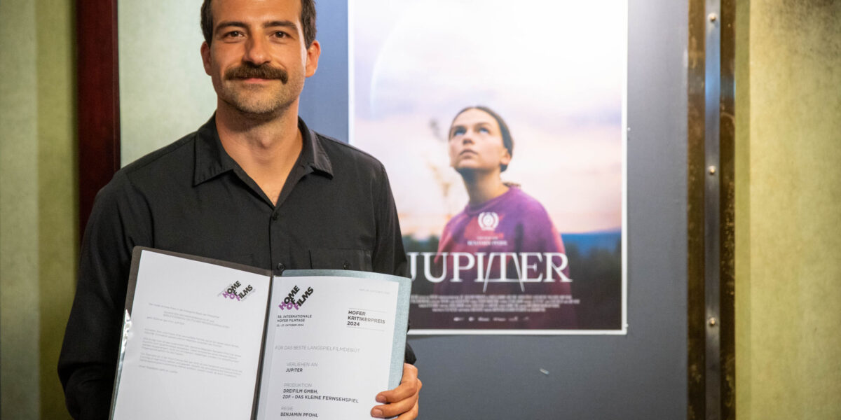 Regisseur Benjamin Pfohl nimmt den Kritikerpreis entgegen. Foto: Patrick Findeiss