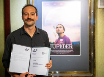 Regisseur Benjamin Pfohl nimmt den Kritikerpreis entgegen. Foto: Patrick Findeiss