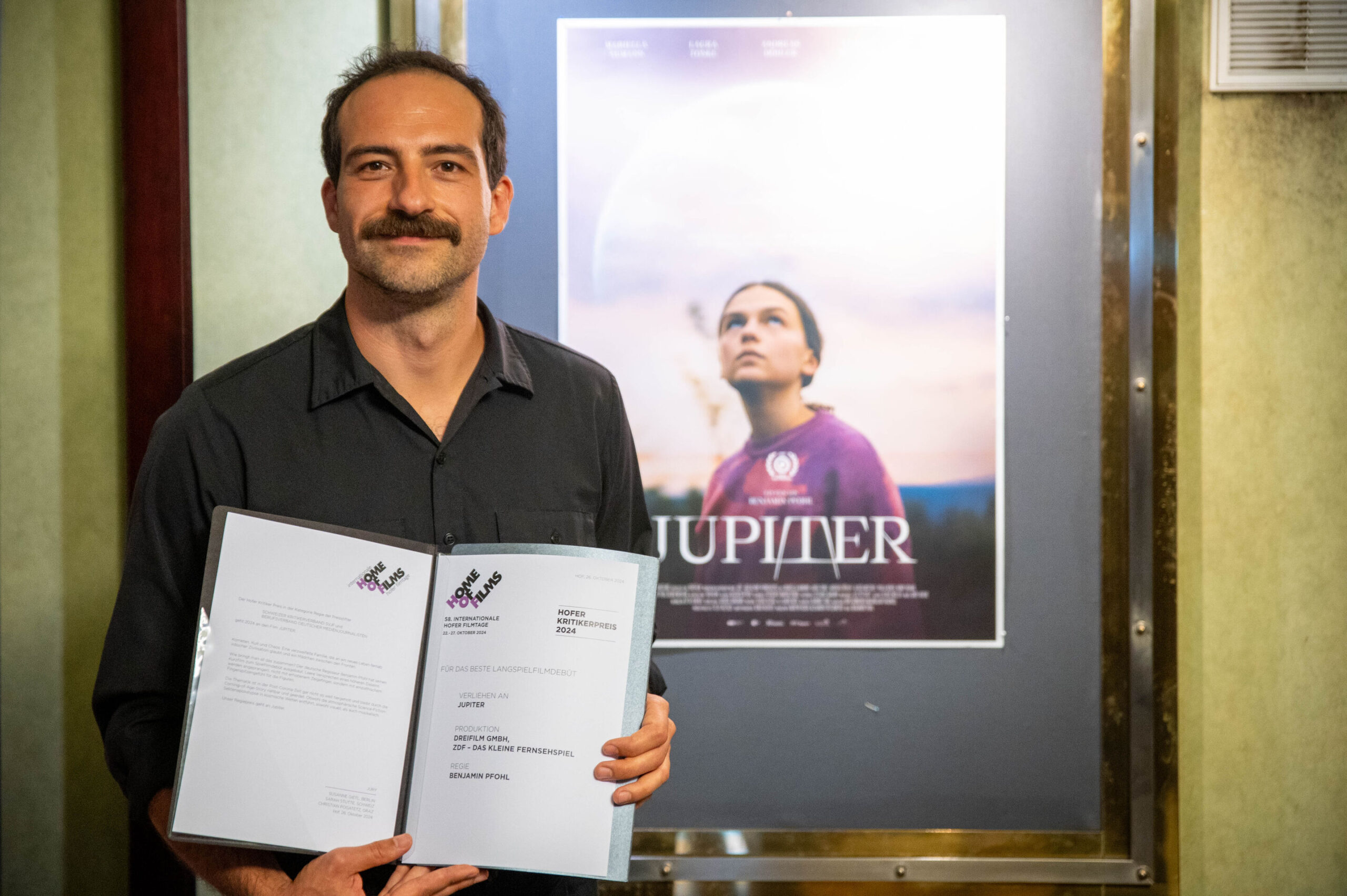 Regisseur Benjamin Pfohl nimmt den Kritikerpreis entgegen. Foto: Patrick Findeiss